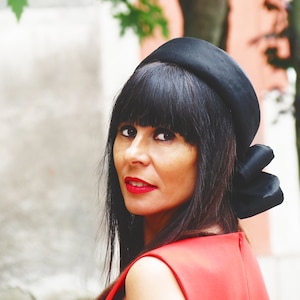Elegant Silk Pillbox Hat for Her - Vintage Jackie Kennedy Style Black Fascinator- Classic Black Pillbox Hat - Silk Fascinator Headpiece