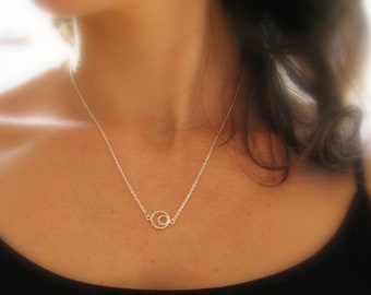 Collar para Madres en Plata de Ley con Círculos de Devoción, Collar de Círculos Doblemente Eslavados, Anillos Conectados