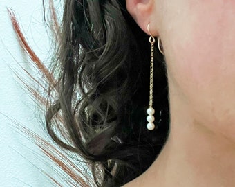 Orecchini pendenti minimal con perle e catena, orecchini lunghi con perle pendenti - Orecchini da sposa con tre perle, perle color crema e bianche - Classici per damigelle d'onore
