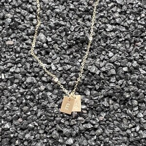 Litet anpassat fyrkantigt initialhalsband i guldfyllt och sterlingsilver, mini rektangelberlock, mammapresent till henne