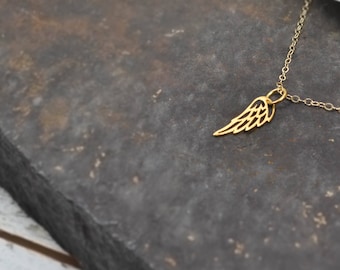 Delicado collar de ala de oro. Alas de ángel de la guarda, recuerdo de joyería de aves, pérdida de regalo de aborto espontáneo de un ser querido, encanto de ala de oro