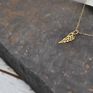 Zierliche Gold Flügel Halskette. Schutzengel Flügel, Vogel Schmuck Erinnerung Erinnerung, Fehlgeburt Geschenk Verlust eines geliebten Menschen, Gold Flügel Charm