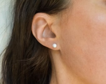 Petites puces d'oreilles très lustrées en argent sterling ou en plaqué or, boucle d'oreille en forme de tige de perle d'eau douce de 6 mm, perle de mariée ou de demoiselle d'honneur