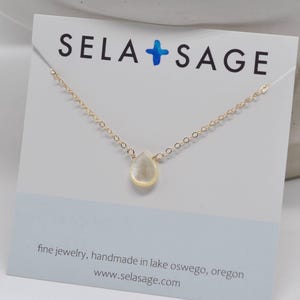 Skimrande pärlemorhänge i 14k guldfyllt eller sterlingsilver, justerbar kedja, strandinspirerade smycken
