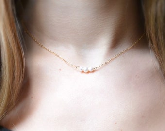 Collana di perle personalizzabile in oro riempito o argento sterling, delicata collana di perle da damigella d'onore, regalo personalizzato per lei