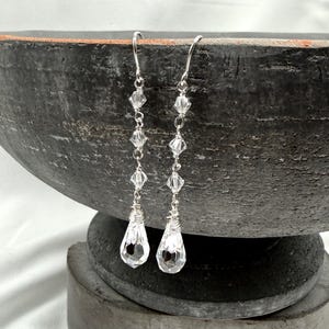 Druppelvormige Swarovski-kristallen oorbellen, verguld of sterling zilver, lange kristallen oorbellen, hangende bruidssieraden, handgemaakt in Oregon.