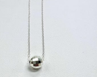 Collar con colgante de bola de discoteca en plata de ley, cadena delicada, dije de bola de espejo, collar con bolita de plata