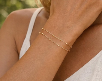 Conjunto de delicadas pulseras superpuestas, pulsera de cadena satélite chapada en oro, pulsera de cuentas de plata de ley, joyería minimalista apilable, para uso diario.