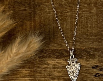 Collier pendentif pointe de flèche martelé en argent sterling, collier pointe de flèche bohème en argent, breloque pointe de flèche en argent, collier tribal, lance