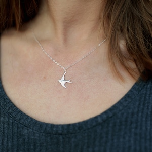 Sterling massif, collier de moineau en argent minuscule, petit oiseau d’argent, petite colombe, oiseau volant, ange de charme d’aile, oiseau chanteur, cadeau de fausse couche