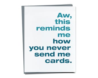 Può includere: Un biglietto bianco con testo blu che dice "Aw, this reminds me how you never send me cards."