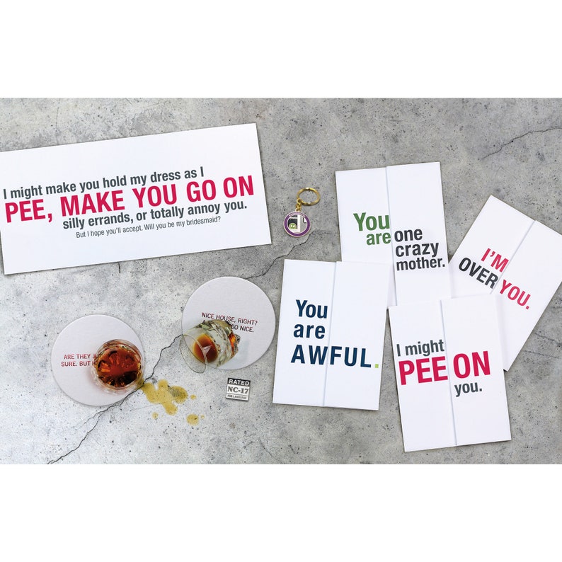Peut inclure: Cinq cartes de v&oelig;ux humoristiques avec diff&eacute;rents messages imprim&eacute;s dessus. Les cartes sont blanches avec du texte rouge, rose et bleu. Les messages incluent "You are one crazy mother", "I'm over you", "I might pee on you", "You are AWFUL", et "I might make you hold my dress as I PEE, MAKE YOU GO ON silly errands, or totally annoy you. But I hope you'll accept. Will you be my bridesmaid?"