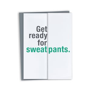 Pu&ograve; includere: Un biglietto bianco con bordi grigi e il testo "Get ready for sweatpants." in nero e verde.