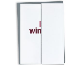 以下が含まれることがあります： 右側にピンクの縦線が入った、白いカードに「win」という文字が濃い赤紫色で書かれている。