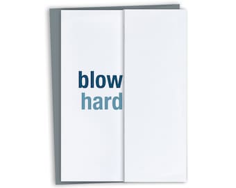 Può includere: Un biglietto bianco con le parole "blow hard" stampate in blu.