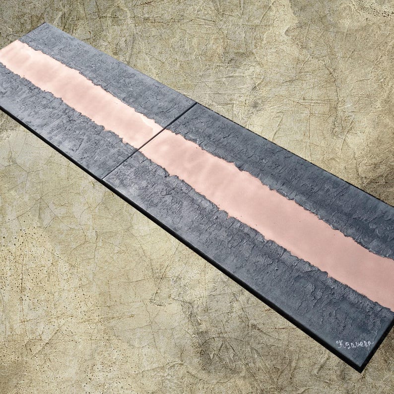 a black and pink striped surface, possibly a floor or a wall, with a horizontal line running through it.