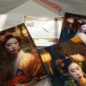 Puede incluir: Varias impresiones art&iacute;sticas que representan a una mujer con vestimenta tradicional japonesa, con elaborados peinados y maquillaje, sosteniendo un abanico y una flor de loto. Incluye un certificado de autenticidad y una nota manuscrita.