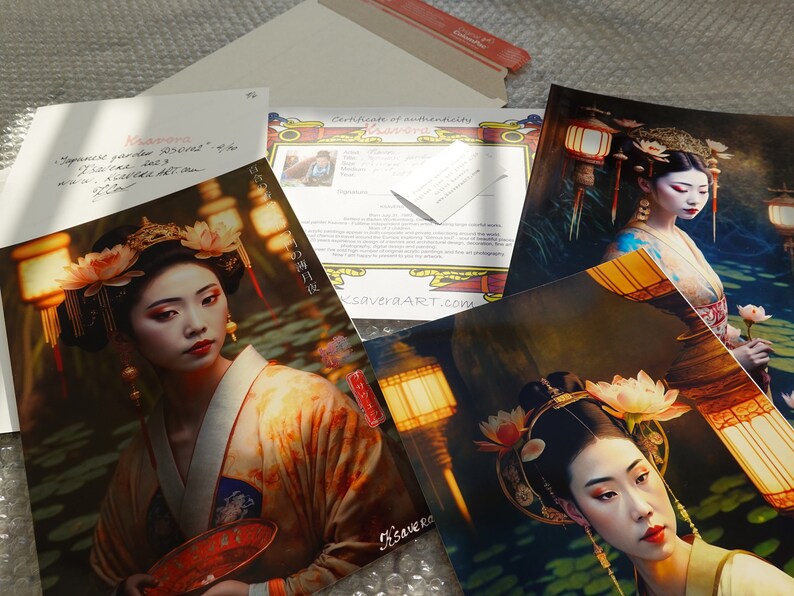 Puede incluir: Varias impresiones art&iacute;sticas que representan a una mujer con vestimenta tradicional japonesa, con elaborados peinados y maquillaje, sosteniendo un abanico y una flor de loto. Incluye un certificado de autenticidad y una nota manuscrita.