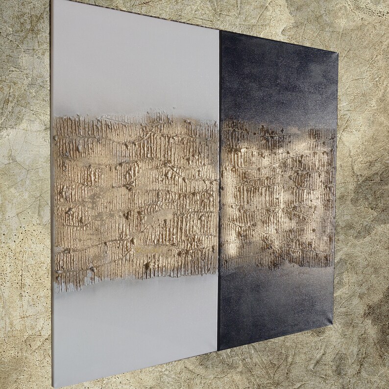 Peut inclure: &OElig;uvre d'art murale abstraite compos&eacute;e de deux panneaux. Un panneau est blanc, l'autre est gris fonc&eacute;. Les deux panneaux pr&eacute;sentent un motif horizontal textur&eacute; de couleur or au centre, cr&eacute;ant un contraste saisissant.