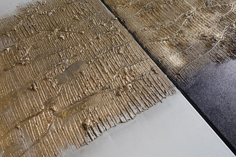 Peut inclure: &OElig;uvre d'art abstraite avec de la peinture dor&eacute;e et argent&eacute;e textur&eacute;e. L'&oelig;uvre est divis&eacute;e en sections, avec une ligne diagonale s&eacute;parant la zone textur&eacute;e dor&eacute;e d'une zone argent&eacute;e et noire. Le mot "weaved" est &eacute;crit en or.