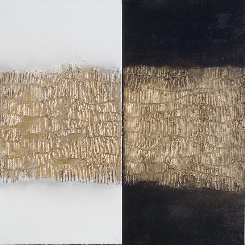Peut inclure: &OElig;uvre d'art abstraite divis&eacute;e en deux parties. Un c&ocirc;t&eacute; est blanc, l'autre noir. Une section textur&eacute;e de couleur or traverse le centre. La texture dor&eacute;e a un aspect organique en couches, cr&eacute;ant un contraste saisissant.