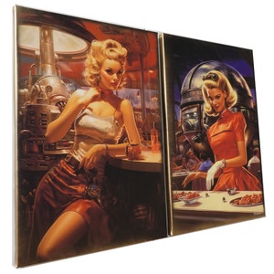 Könnte beinhalten: Zwei Illustrationen im Vintage-Stil von Frauen in einem futuristischen Diner-Ambiente. Das erste Bild zeigt eine Frau mit blonden Haaren, die ein weißes Oberteil und einen braunen Rock trägt und an einem Tresen sitzt. Das zweite Bild zeigt eine Frau mit blonden Haaren, die ein rotes Kleid trägt und an einem Tresen mit einer silbernen Kuppel im Hintergrund steht.