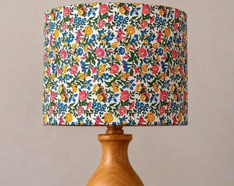 Liberty London Lampenschirm mit Blumenmuster: Liberty Mamie, handgefertigt | Fassungen für EU/UK/US | Kostenloser Versand