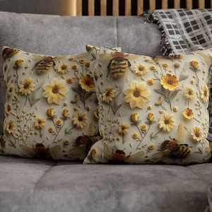 Decoratieve kussensloop bij met bloemen | Cosy Home Accent, kussensloop sierkussen, lentedecor, cadeau voor natuurliefhebbers, woondecoratie honingbij