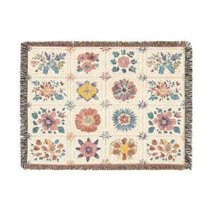 Boho-Baumwolldecke mit floralem Jacquardmuster und Fransen, Vintage-Steppdecke, Cottagecore-Dekoration, Geschenk für Mama, Einzugsgeschenk Bild 9