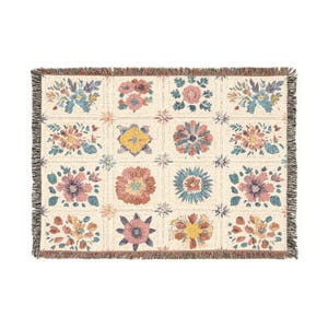 Boho-Baumwolldecke mit floralem Jacquardmuster und Fransen, Vintage-Steppdecke, Cottagecore-Dekoration, Geschenk für Mama, Einzugsgeschenk Bild 7