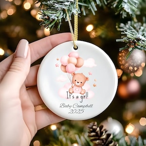 Es ist ein Mädchen, Ornament, personalisierter Babyname, Geschlecht enthüllen Andenken, Babypartygeschenk, neues Baby-Keramikverzierung, erstes Weihnachten