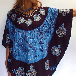 Batik Flora Indisk Kaftan / Poncho med Sidenbroderi på Batik. 3 olika mönster. Lila, Blå/Tie Dye Kaftan/Festivalblus.