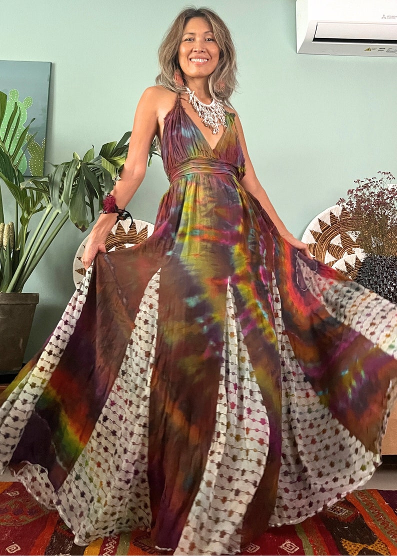 Pode incluir: Um vestido maxi longo e fluido com estampa tie-dye, decote em V e acabamento branco. O vestido &eacute; feito de um tecido macio e fluido e tem um caimento solto.