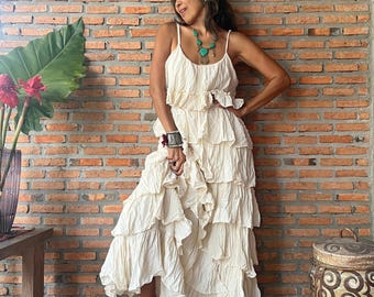 Vestido largo bohemio hecho a mano en color crema, vestido de algodón con volantes escalonados, vestido bohemio con tirantes finos, vestido de novia bohemio con volantes, vestido de novia bohemio.