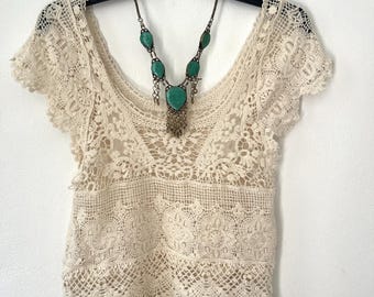 Blusa bohemia de encaje: Mezcla de algodón en color crema, blanco roto y negro.