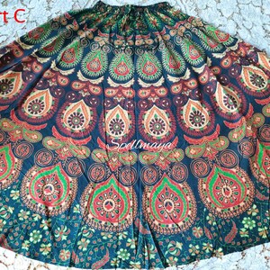 Pu&ograve; includere: Una lunga gonna nera fluida con un motivo mandala colorato. La gonna ha una cintura larga e una forma circolare fluida. Il motivo mandala presenta dettagli intricati in tonalit&agrave; di rosso, arancione, verde e blu.