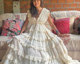 Boho Creme Brautkleid mit Rüschen Schichten, Tiefem V-Ausschnitt Romantisches Fließ Kleid für Strandhochzeit, Urlaub, Braut Fotoshooting, Umstandskleid