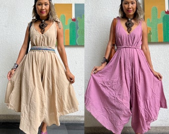 Puede incluir: Se muestran dos monos, uno beige y otro rosa. Ambos tienen cuello en V, perneras anchas y cintura ceñida. El mono beige tiene un cinturón decorativo. La mujer de la imagen lleva un pañuelo en la cabeza y joyas.