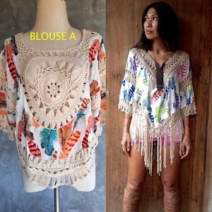 Puede incluir: Un top blanco de crochet con estampado de plumas y ribete de flecos. El top tiene un diseño redondo de crochet en el centro y el texto "BLOUSE A" está impreso en la parte delantera.