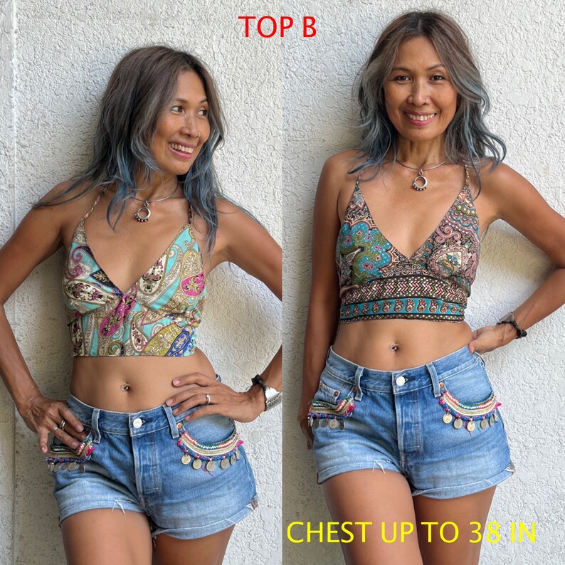 K&ouml;nnte beinhalten: Zwei Frauen tragen ein blaues und gr&uuml;nes Paisley-Muster-Crop-Top mit einem Halterneck-Stil. Das Oberteil ist in zwei Gr&ouml;&szlig;en erh&auml;ltlich, mit dem Text "TOP B" und "CHEST UP TO 38 IN" sichtbar im Bild.