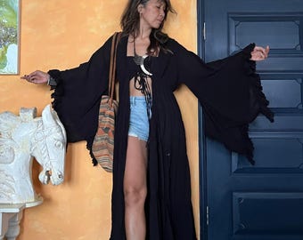 Kimono negro estilo bohemio con mangas amplias y fluidas, ideal para festivales, para la playa, de algodón y de largo maxi, perfecto para resorts o vacaciones.