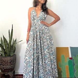 Sukienka maxi z nadrukiem w stylu boho w kwiaty w kolorze szarym, sukienka maxi ciążowa Flora do sesji zdjęciowej, sukienka z odkrytymi plecami Flora, sukienka z odkrytymi plecami Flora na wakacje.