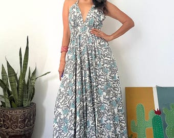 Vestido largo halter gris con estampado floral estilo bohemio, vestido largo floral para sesión de fotos de maternidad, vestido floral sin espalda, vestido floral sin espalda para vacaciones.