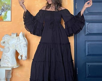 Vestido largo bohemio negro – Manga con volantes y hombros descubiertos, vestido de algodón escalonado con fruncido y cordones, estilo para invitadas a bodas y festivales, vestido de novia color crema.