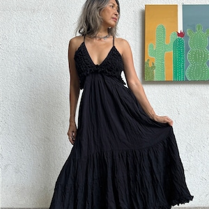 Vestido mini negro con volantes boho, vestido negro con tirantes finos, vestido negro con escote en V profundo, vestido negro sexy para festival, vestido negro de algodón de verano boho.
