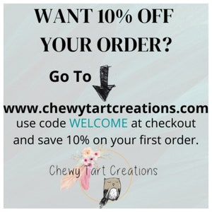 Puede incluir: Un gr&aacute;fico con un fondo blanco y texto que dice "WANT 10% OFF YOUR ORDER? Go To www.chewytartcreations.com use code WELCOME at checkout and save 10% on your first order. Chewy Tart Creations". El gr&aacute;fico tambi&eacute;n incluye una flecha dibujada a mano apuntando hacia abajo y un b&uacute;ho de dibujos animados.