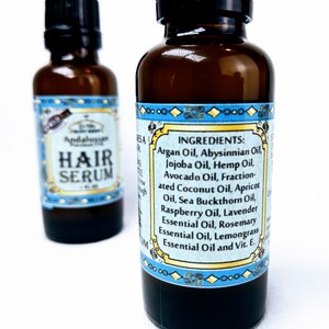 Pu&ograve; includere: Una bottiglia di vetro marrone con un'etichetta blu e dorata che recita "Andalusian Hair Serum". L'etichetta elenca gli ingredienti: olio di argan, olio di Abyssinian, olio di jojoba, olio di canapa, olio di avocado, olio di cocco frazionato, olio di albicocca, olio di olivello spinoso, olio di lampone, olio essenziale di lavanda, olio essenziale di rosmarino, olio essenziale di citronella e vitamina E.