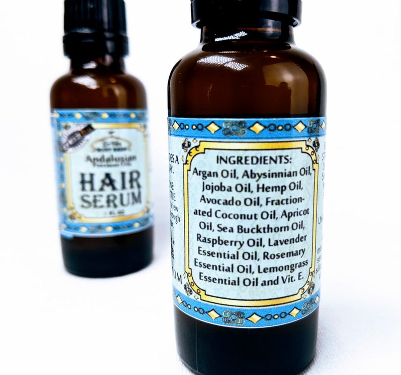 Pu&ograve; includere: Una bottiglia di vetro marrone con un'etichetta blu e dorata che recita "Andalusian Hair Serum". L'etichetta elenca gli ingredienti: olio di argan, olio di Abyssinian, olio di jojoba, olio di canapa, olio di avocado, olio di cocco frazionato, olio di albicocca, olio di olivello spinoso, olio di lampone, olio essenziale di lavanda, olio essenziale di rosmarino, olio essenziale di citronella e vitamina E.