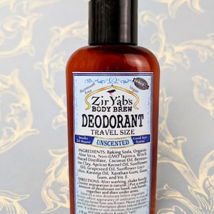 以下が含まれることがあります： 青と白のラベルが付いた、旅行用サイズの無香料デオドラント、ジル・ヤブズ・ボディ・ブリューが入った茶色のガラス瓶。ラベルには、製品がアルミニウムフリー、ビーガン、シミ防止であることが記載されています。ラベルには、重曹、オーガニックアロエベラ、非遺伝子組み換えタピオカ、ウィッチヘーゼル蒸留液、ココナッツオイル、ベントナイトクレイ、アプリコットカーネルオイル、ヒマワリオイル、グレープシードオイル、ヒマワリレシチン、カランジャオイル、キサンタンガム、グアーガム、ビタミンEなど、成分が記載されています。ボトルは2 fl ozです。