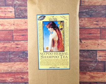Peut inclure: Un sac en papier brun avec une étiquette indiquant "No-Poo Herbal Shampoo Tea" et listant des ingrédients comme la racine de Yucca, la saponaire, les noix de savon, l'amla, le brahmi, les graines de lin, la prêle, l'hibiscus, la racine de gingembre, le shikakai, le varech vésiculeux, la cataire et la terre de diatomées. L'étiquette indique également "Fabriqué à Silver City NM" et "Zir Yabs Body Brew". Le sac est de 12 oz.